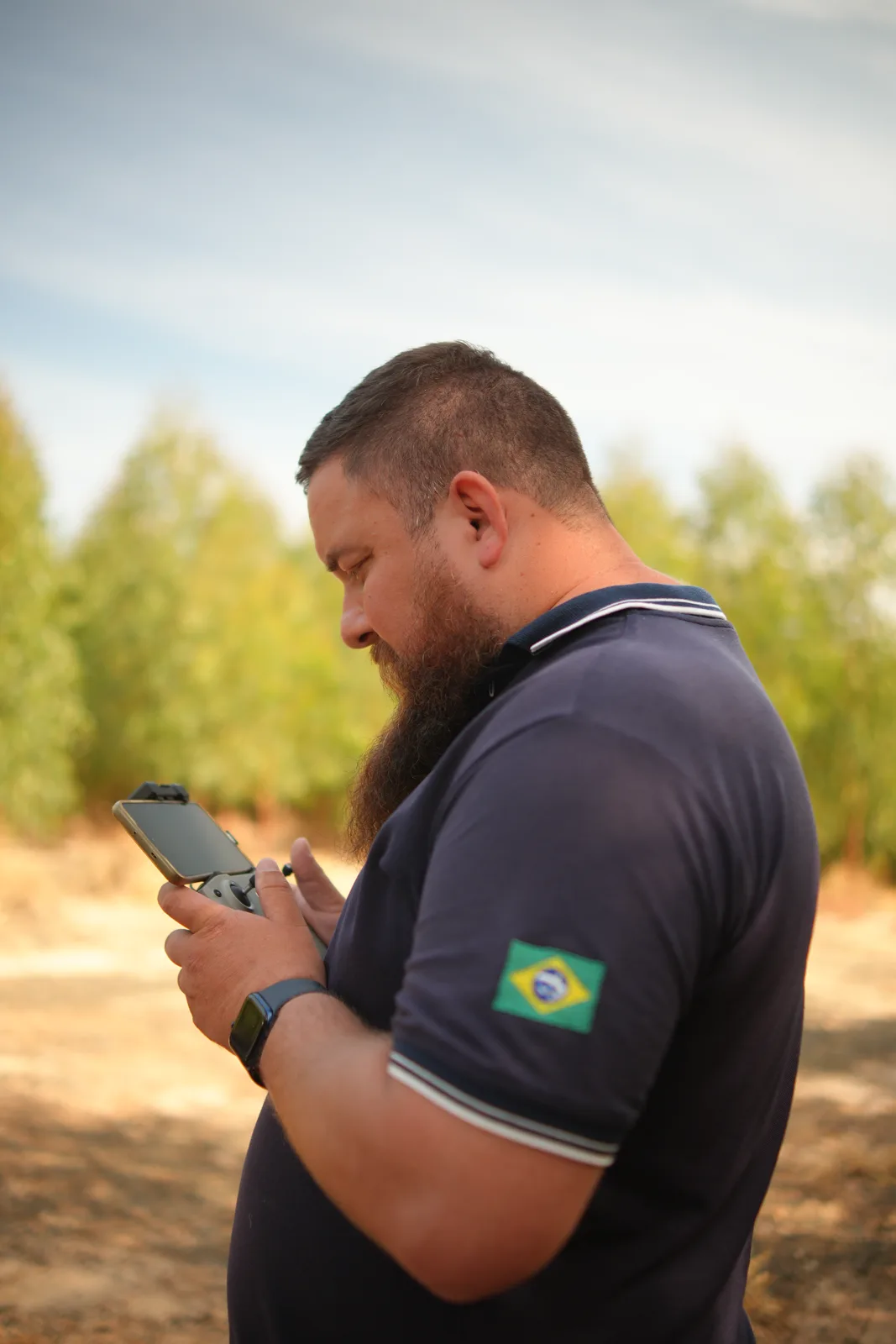 Profissional com controle de equipamento em campo